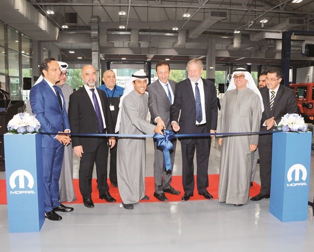 السفير الإيطالي وممثل السفير الأميركي يتوسطان أعضاء مجلس إدارة الملا وبهبهاني خلال حفل افتتاح مركز الخدمة الجديد﻿