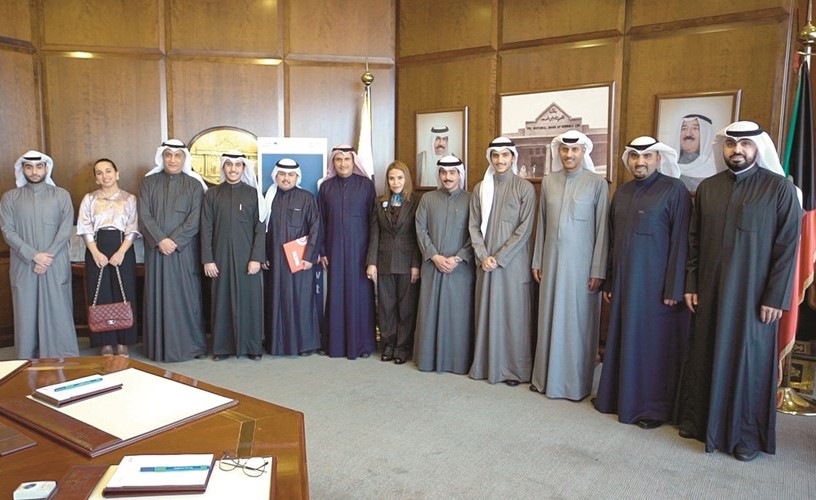 الإدارة التنفيذية للبنك في لقطة تذكارية مع الاتحاد الوطني لطلبة الكويت بأميركا﻿