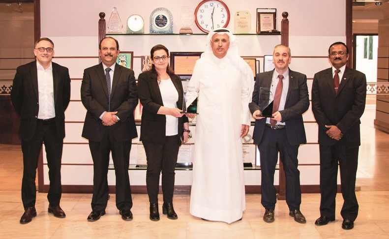 صالح البابطين مكرما فريق إنفينيتي البابطين﻿
