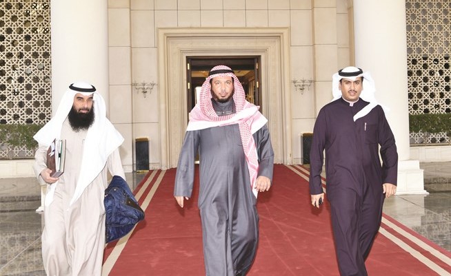 د. عبدالله المعتوق لدى مغادرته البلاد متوجها إلى القاهرة﻿