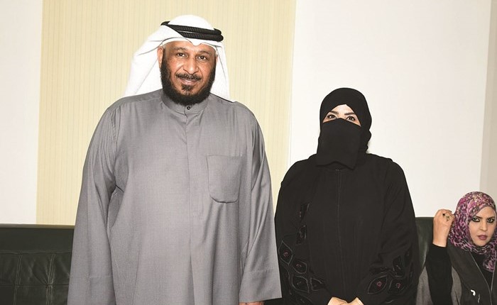 الوزير سعد الخراز وفايزة العميري خلال حفل التكريم ﻿