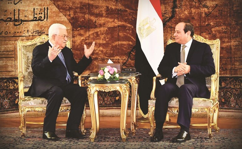 الرئيس المصري عبدالفتاح السيسي مستقبلا الرئيس الفلسطيني محمود عباس في القاهرة امس -(أ.ف.پ)﻿