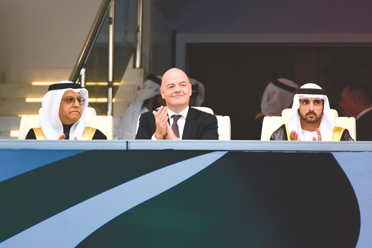 الشيخ حمدان بن محمد بن راشد وجياني انفانتينو والشيخ سلمان بن إبراهيم آل خليفة خلال حفل الافتتاح﻿