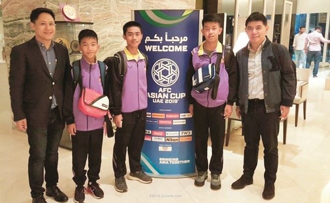 ممثلو أطفال الكهف عند وصولهم الى الامارات﻿