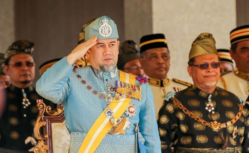 السلطان محمد الخامس يتنحى عن عرش ماليزيا