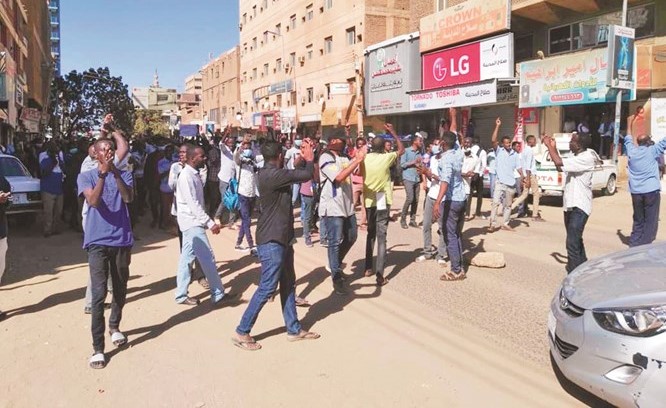 المتظاهرون السودانيون خلال مظاهرة في العاصمة الخرطوم	(أ.ف.پ)﻿