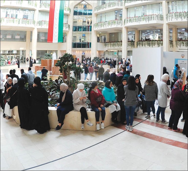 جانب من اعتصام موظفي «الكهرباء»