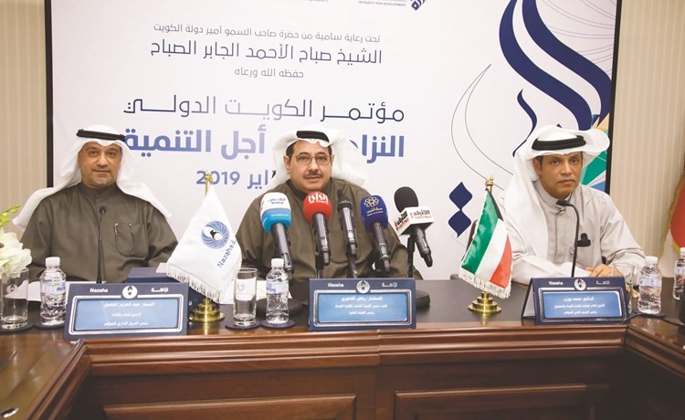 المستشار رياض الهاجري ود. محمد بوزبر وعبدالعزيز المنصور خلال المؤتمر الصحافي(زين علام)﻿