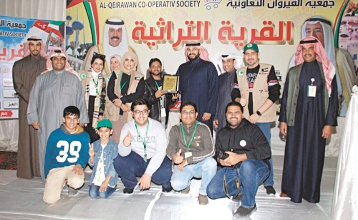 عبدالعزيز شعيب ونزال العنزي وعدد من المشاركين في المهرجان﻿