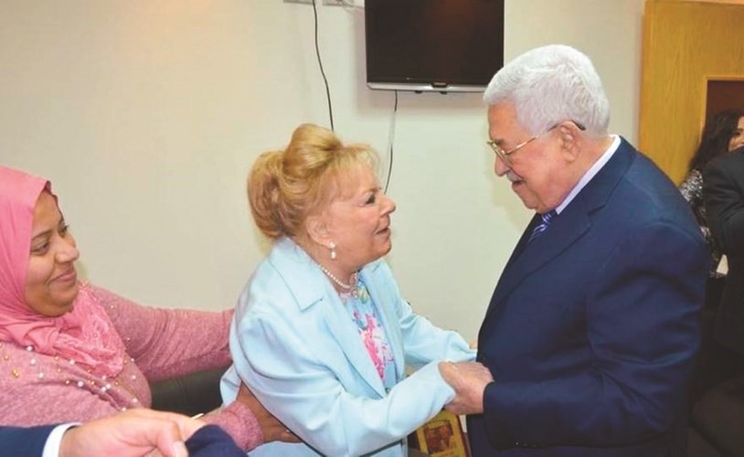 الرئيس الفلسطيني محمود عباس خلال زيارته للفنانة نادية لطفي في المستشفى ليمنحها وسام القدس﻿