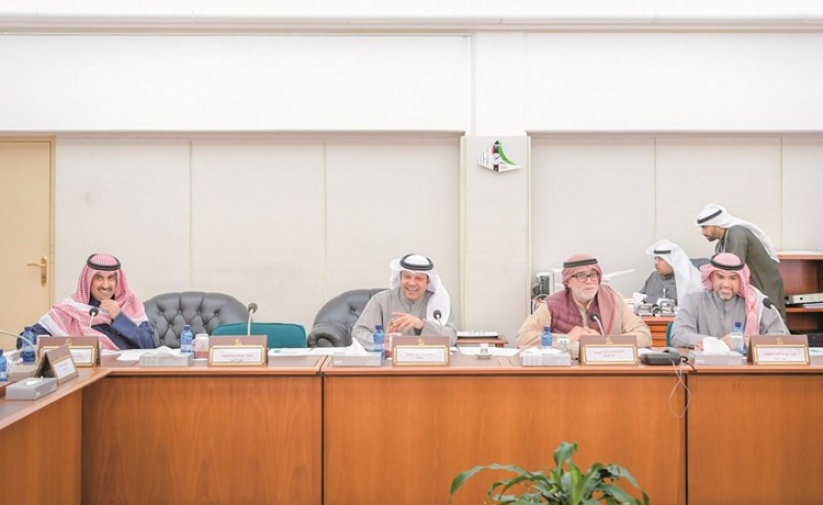 عمر الطبطبائي وصلاح خورشيد وفيصل الكندري وفراج العربيد خلال اجتماع لجنة الشؤون المالية﻿