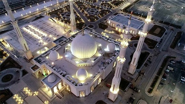 السيسي يفتتح مسجد «الفتاح العليم» وكاتدرائية «ميلاد المسيح»