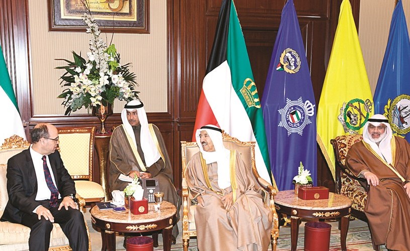 صاحب السمو الأمير الشيخ صباح الأحمد مستقبلا الرئيس الأول لدائرة المحاسبات التونسية والأمين العام للمنظمة العربية (الأرابوساي) ﻿﻿نجيب القطاري بحضور عادل الصرعاوي ﻿