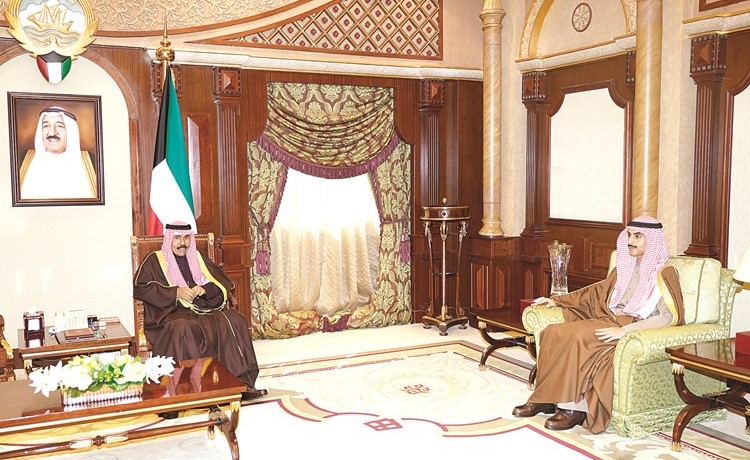 سمو ولي العهد الشيخ نواف الأحمد مستقبلا الشيخ ثامر الجابر﻿