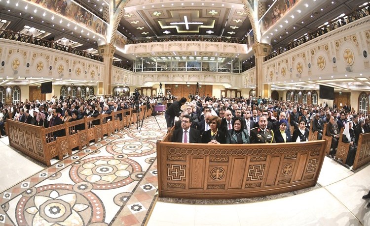 السفير القوني متقدما الحضور الكبير في قداس عيد الميلاد بكاتدرائية مارمرقس في حولي﻿