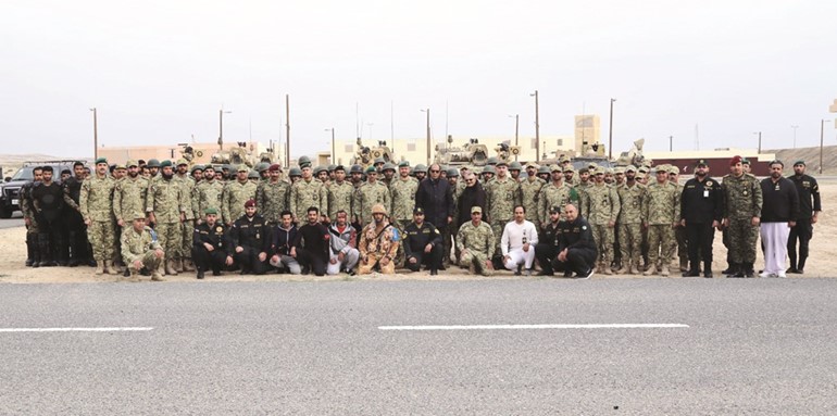 اللواء الركن فالح شجاع متوسطا المشاركين بالتمرين﻿