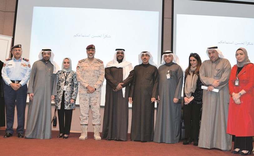 الشيخ أحمد المنصور والفريق الركن عبدالله النواف مع الحضور في المحاضرة ﻿