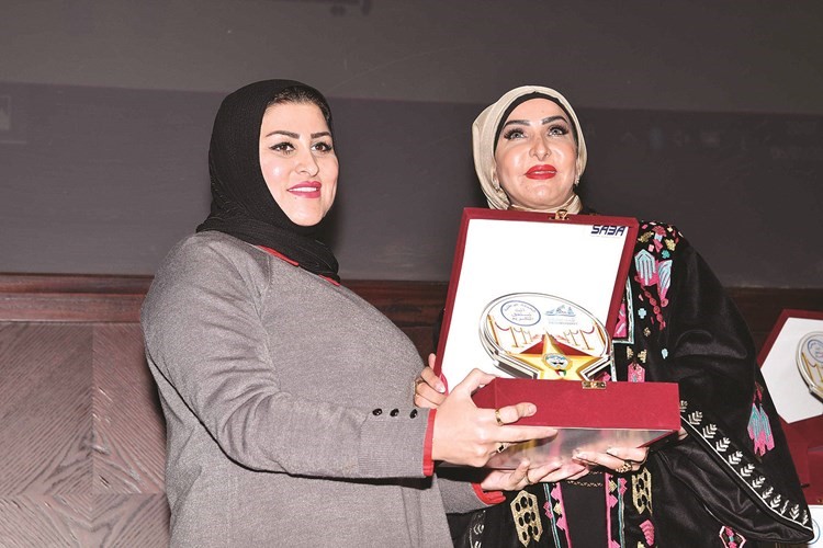 الشيخة انتصار تكرم فريق الاستقلال﻿