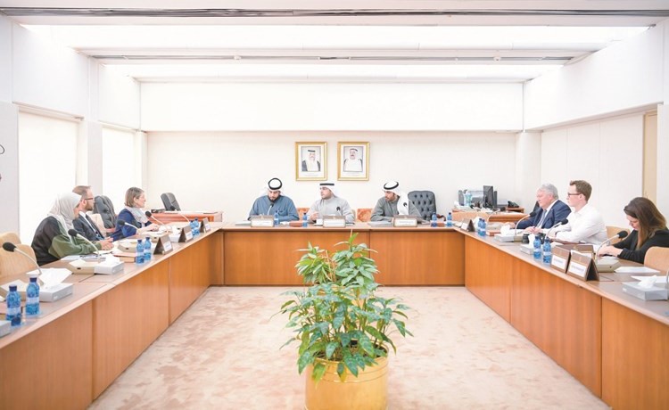 د.عبدالكريم الكندري خلال اجتماعه مع الوفد الاسترالي﻿