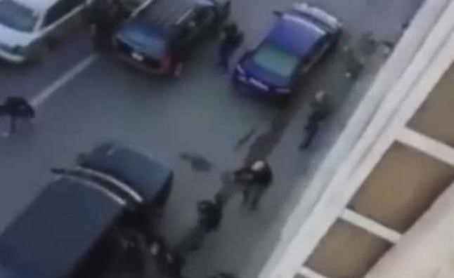 بالفيديو.. كيف سيطرت الشرطة الأردنية على 3 أشخاص بعد تبادل لإطلاق النار في شارع عام بعمان