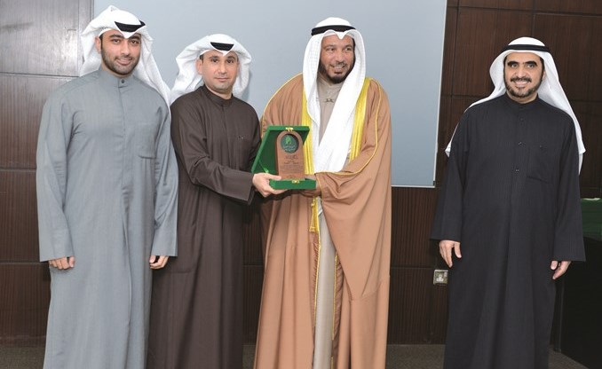 د.عبدالله المعتوق وبدر السميط يكرمان بنك بوبيان ﻿