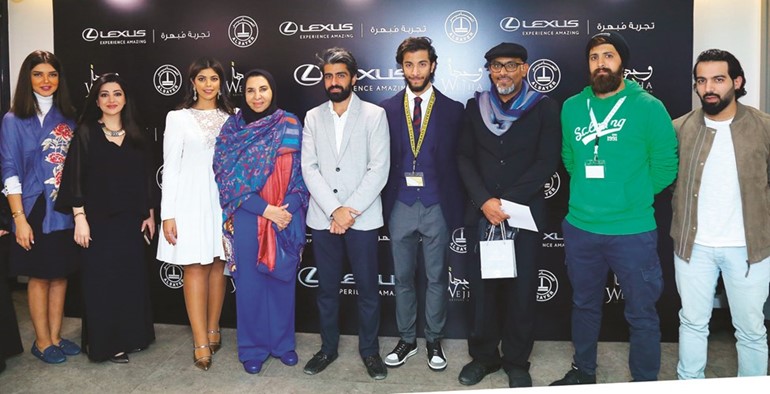 الشيخة د.سعاد الصباح متوسطة المشاركين من الفنانين والحضور﻿