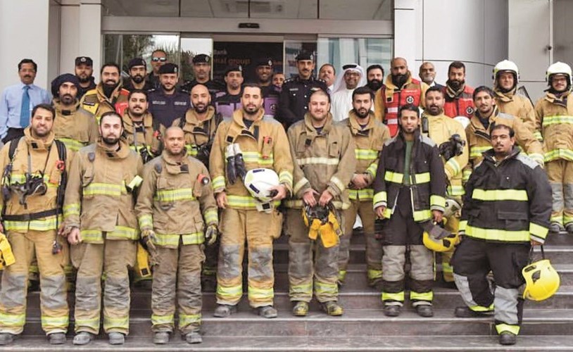 رجال الإطفاء شاركوا في عملية الإخلاء الوهمية التي نظمها البنك﻿