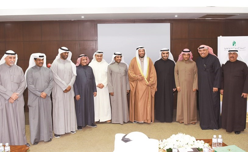 د. عبدالله المعتوق وعدد من المكرمين	(أحمد علي)﻿