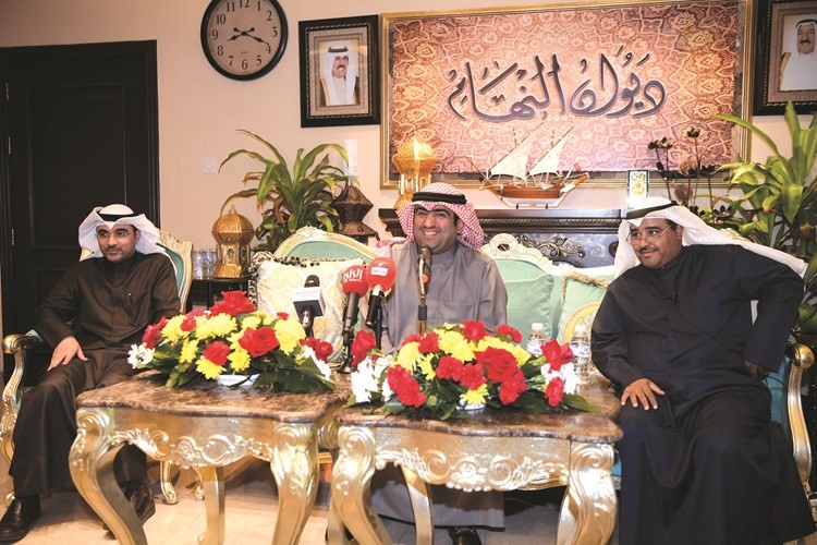 خالد الروضان متوسطا محمد العنزي ويوسف النهام- (محمد هاشم) ﻿