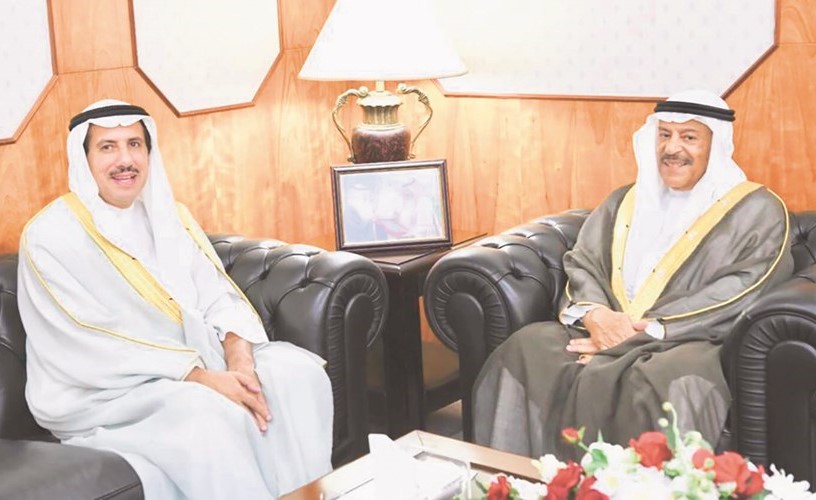 رئيس مجلس الشورى البحريني علي الصالح لدى اجتماعه مع عميد السلك الديبلوماسي سفيرنا لدى البحرين الشيخ عزام الصباح﻿