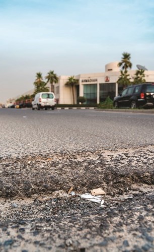 ظهور الحفر والمنحنيات ومخلفات الأسفلت بعد الأمطار الغزيرة التي هطلت على البلاد مؤخرا﻿