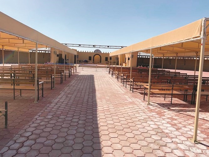 مظلات للجمهور في مسرح القرية ﻿