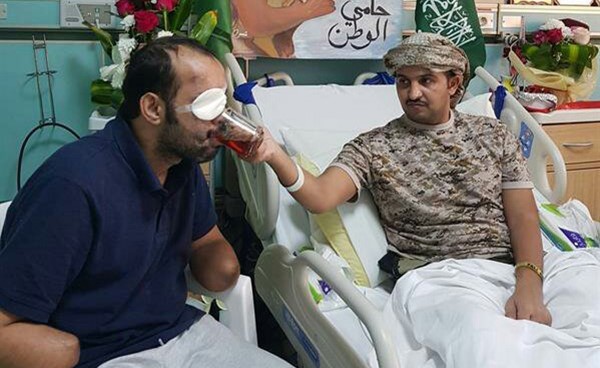 صورة لافتة.. مقاتـل بالحد الجنوبي السعودي فقد قدميه يسقي بيده آخر فقد ذراعيه