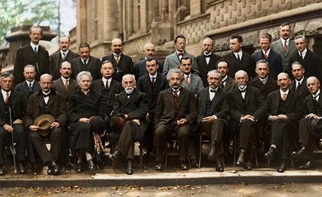  صورة ملونة اعتمادا على التقنيات الحديثة لمؤتمر سولفاي سنة 1927