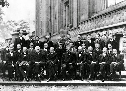  صورة للعلماء المجتمعين خلال مؤتمر سولفاي سنة 1927