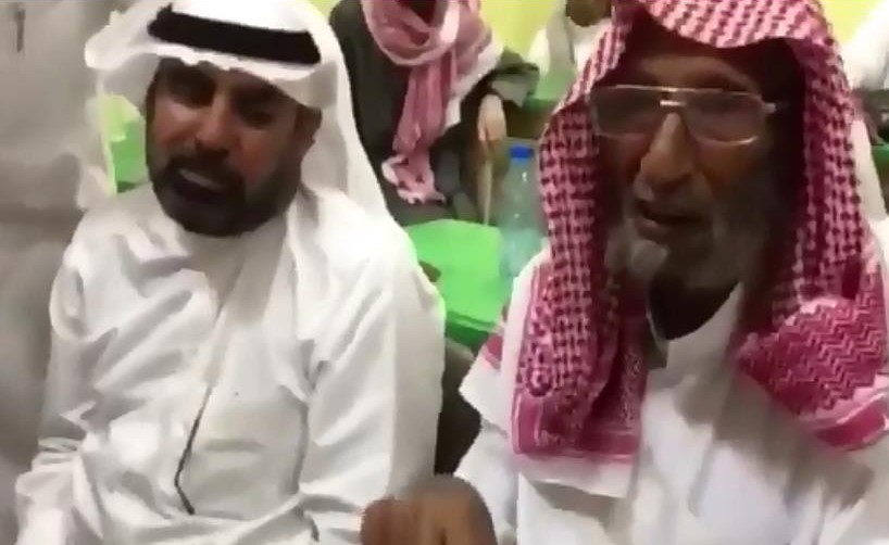 بالفيديو.. مُسن تجاوز عمره المائة ينتظم في مقاعد الدراسة لتعلم القراءة والكتابة