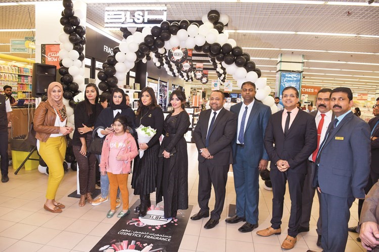صورة جماعية لفريق العمل وبعض الحضور﻿