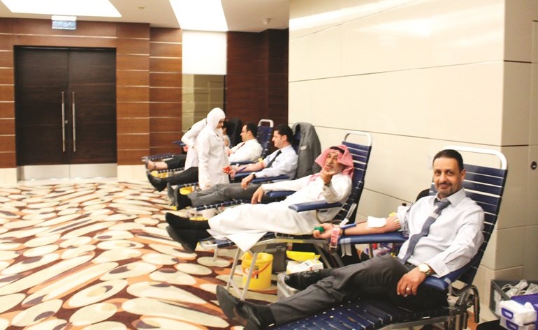 سيف الدين محمد وعدد من موظفي سفير خلال التبرع بالدم﻿