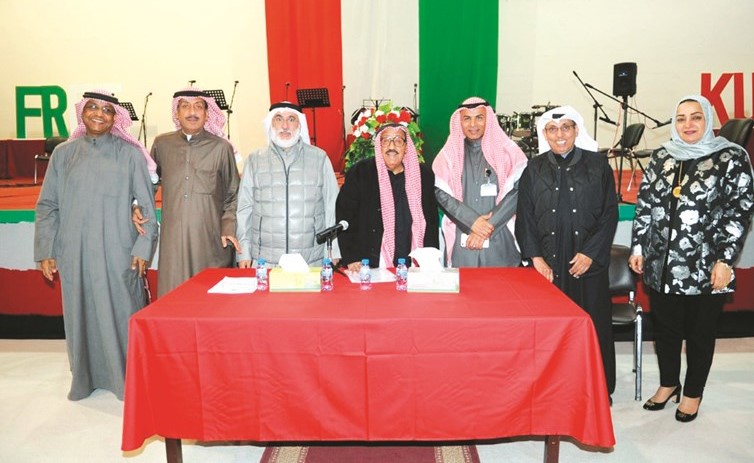 الفنان القدير عبدالعزيز المفرج شادي الخليج يتوسط المراقب ظافرالعجمي وأعضاء مجلس الإدارة بعد الاجتماع ﻿
