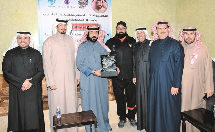 فيصل الدحام مكرما البطل محمد فهد (شمشون الكويت) بحضور عدد من محبيه﻿