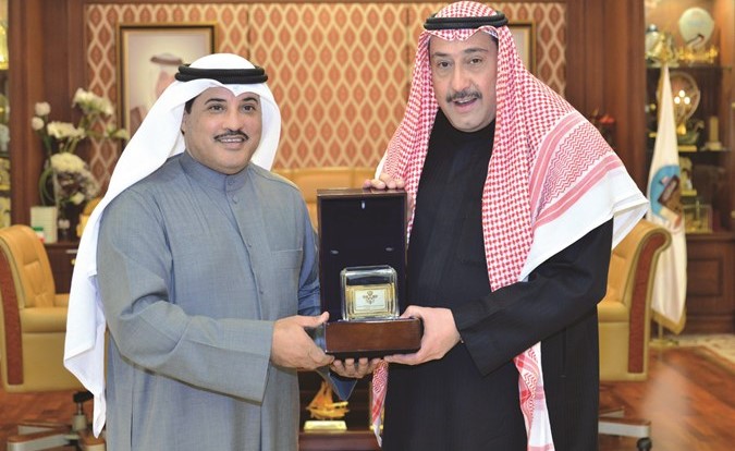 الشيخ فيصل الحمود مستقبلا المستشار جمال الجلاوي﻿
