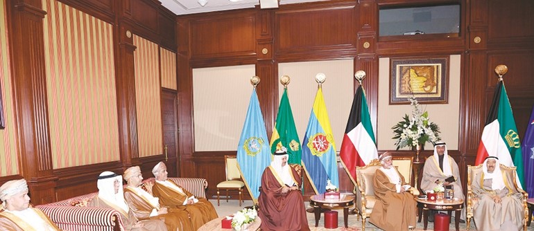 صاحب السمو الأمير الشيخ صباح الأحمد مستقبلا يوسف بن علوي ود.عبداللطيف الزياني﻿