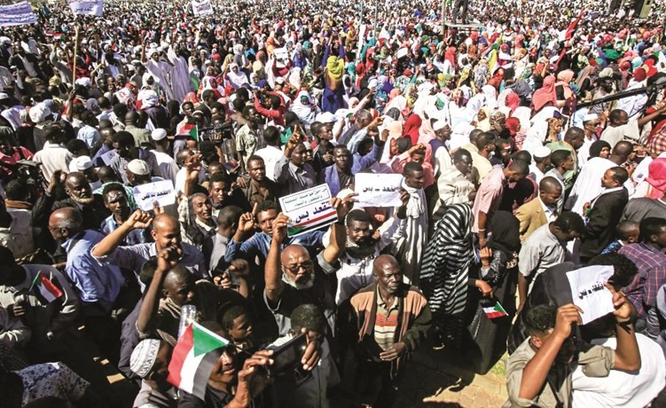 مؤيدون للرئيس السوداني يرفعون لافتات تطالبه بالاستمرار في الحكم خلال تظاهرة في الساحة الخضراء بالخرطوم امس(ا.ف.پ) ﻿