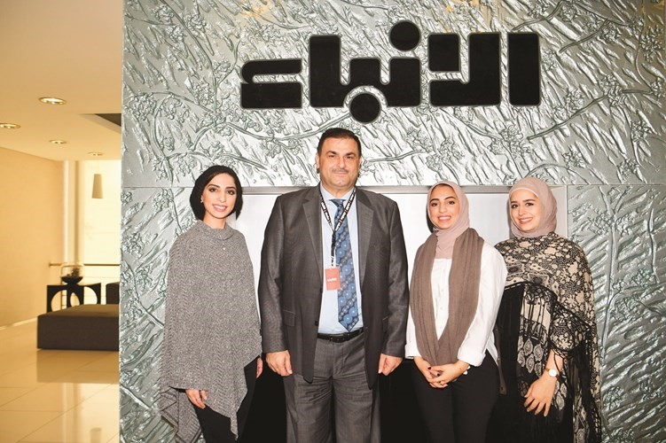 ليلى الطراونة وآية جودة ومها قانصو يقدمن تهنئة أكشن لمدير إدارة التسويق والمبيعات الزميل فريد سلوم﻿