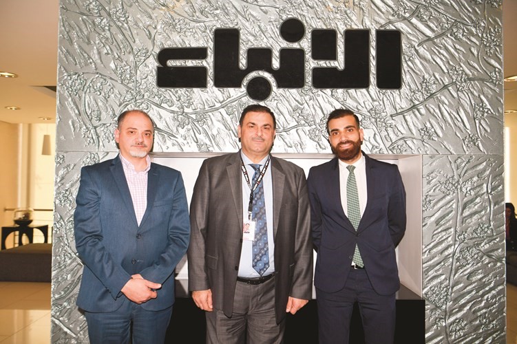 سليم الطويل يهنئ الزميلين فريد سلوم ومهند سلطان باسم أسرة فندق مركز المؤتمرات والرويال سويت﻿