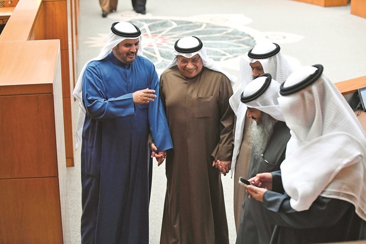 الشيخ خالد الجراح محاطا بحمدان العازمي ومحمد هايف ونايف المرداس﻿
