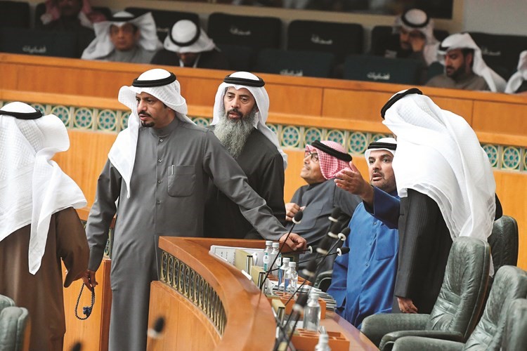 محاولة لتهدئة حمدان العازمي خلال جلسة امس﻿