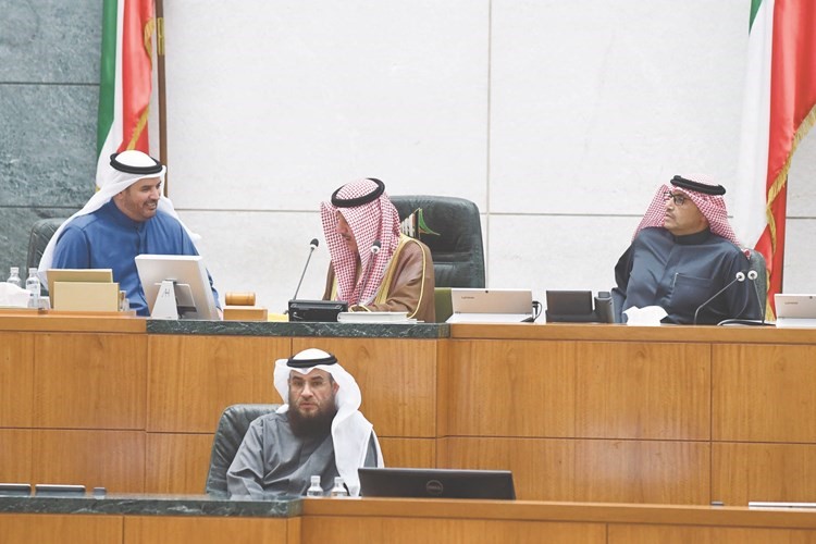 عيسى الكندري مترئسا الجلسة وبجانبه محمد المطير وحمدان العازمي﻿
