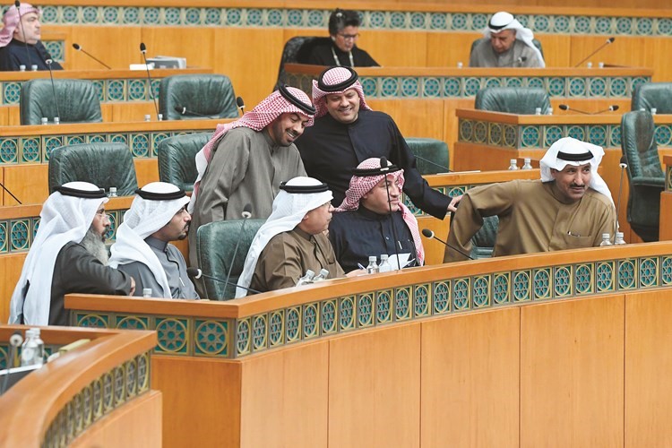 الشيخ خالد الجراح متوسطا سعد الخنفور وعسكر العنزي وفيصل الكندري وعلي الدقباسي وماجد المطيري ونايف المرداس﻿