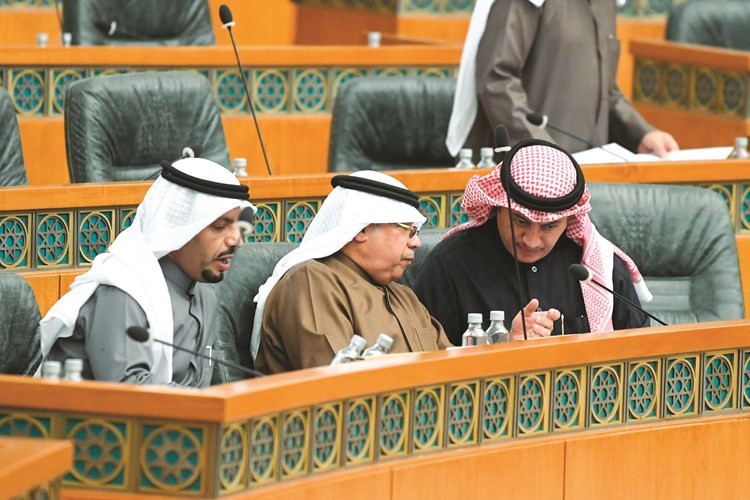 الشيخ خالد الجراح متوسطا عسكر العنزي وماجد المطيري﻿
